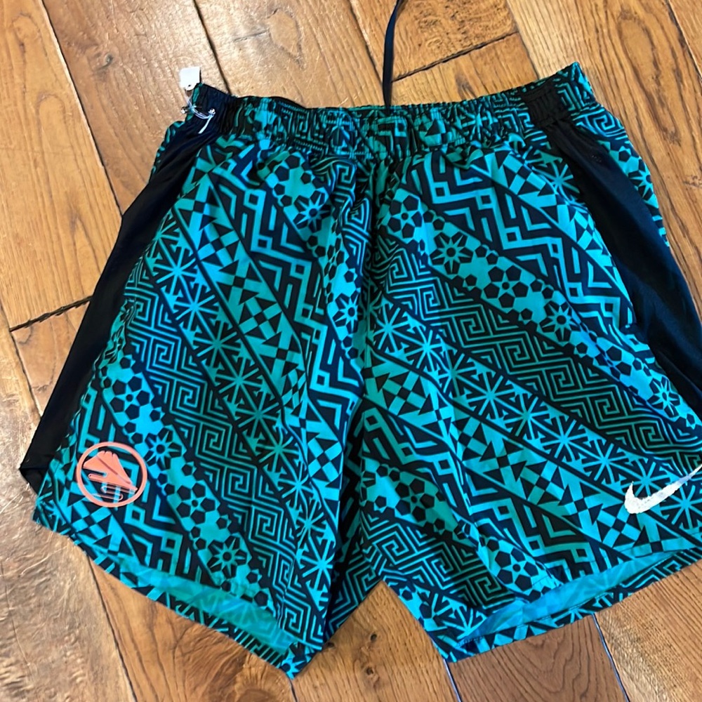 Mens Nike L running shorts